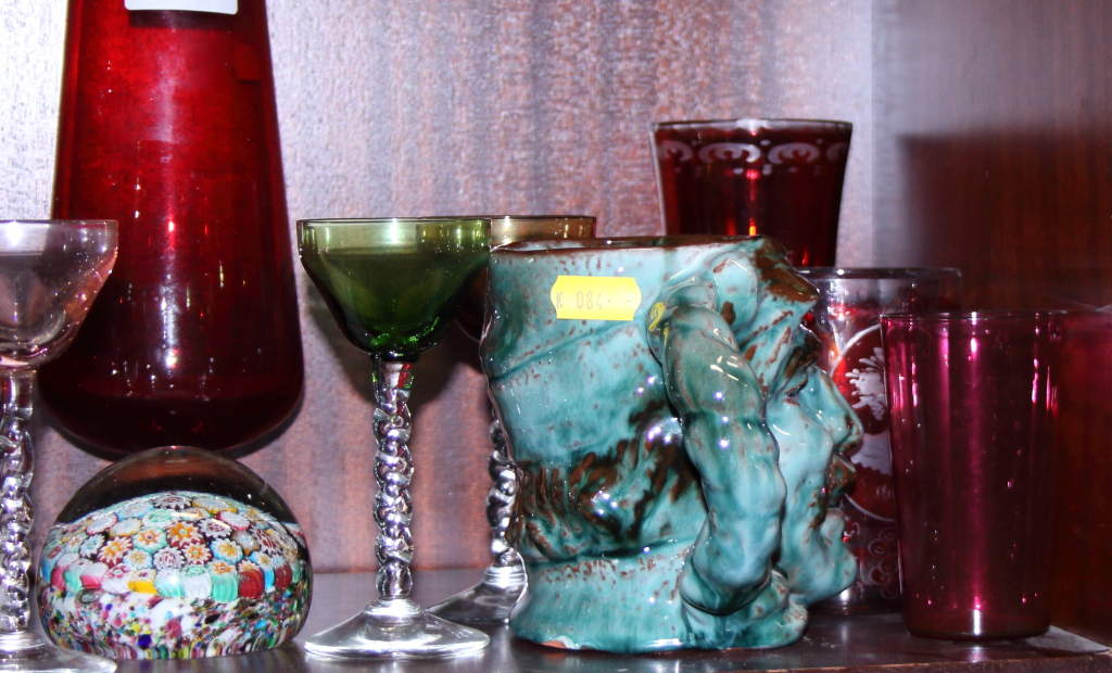 A cranberry glass jug, a number of cranberry drinking glasses and various other glassware - Image 4 of 4