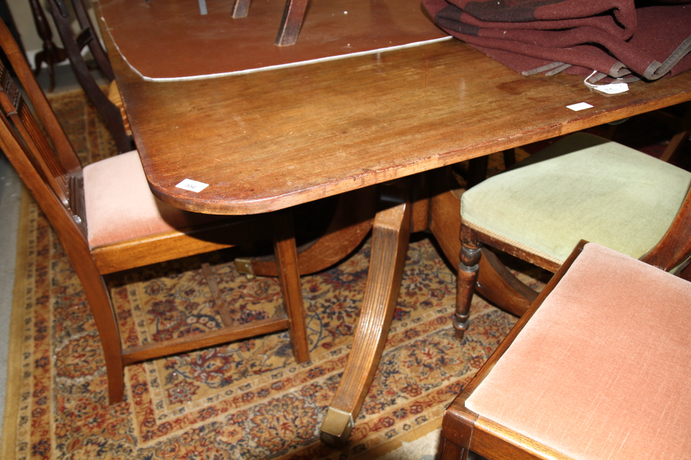 A George III design mahogany triple pillar dining table with two leaves, on reeded quadraform splay - Bild 4 aus 4