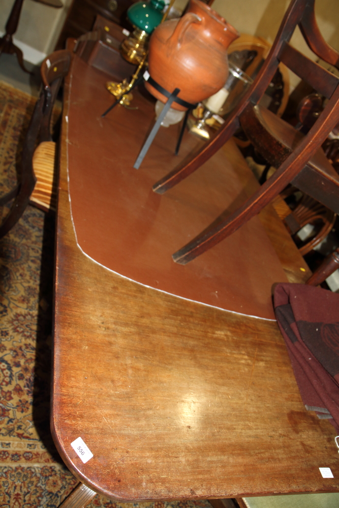 A George III design mahogany triple pillar dining table with two leaves, on reeded quadraform splay - Bild 2 aus 4