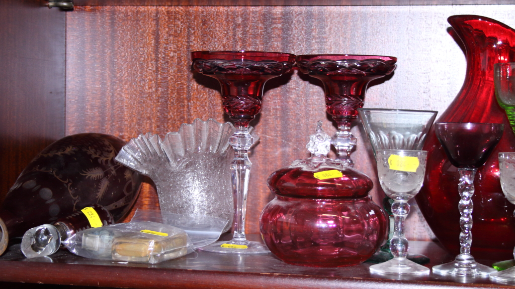 A cranberry glass jug, a number of cranberry drinking glasses and various other glassware - Image 2 of 4