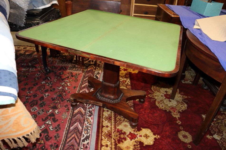 An early Victorian mahogany fold-over top card table, on faceted column and quadraform base, 36" - Bild 2 aus 2