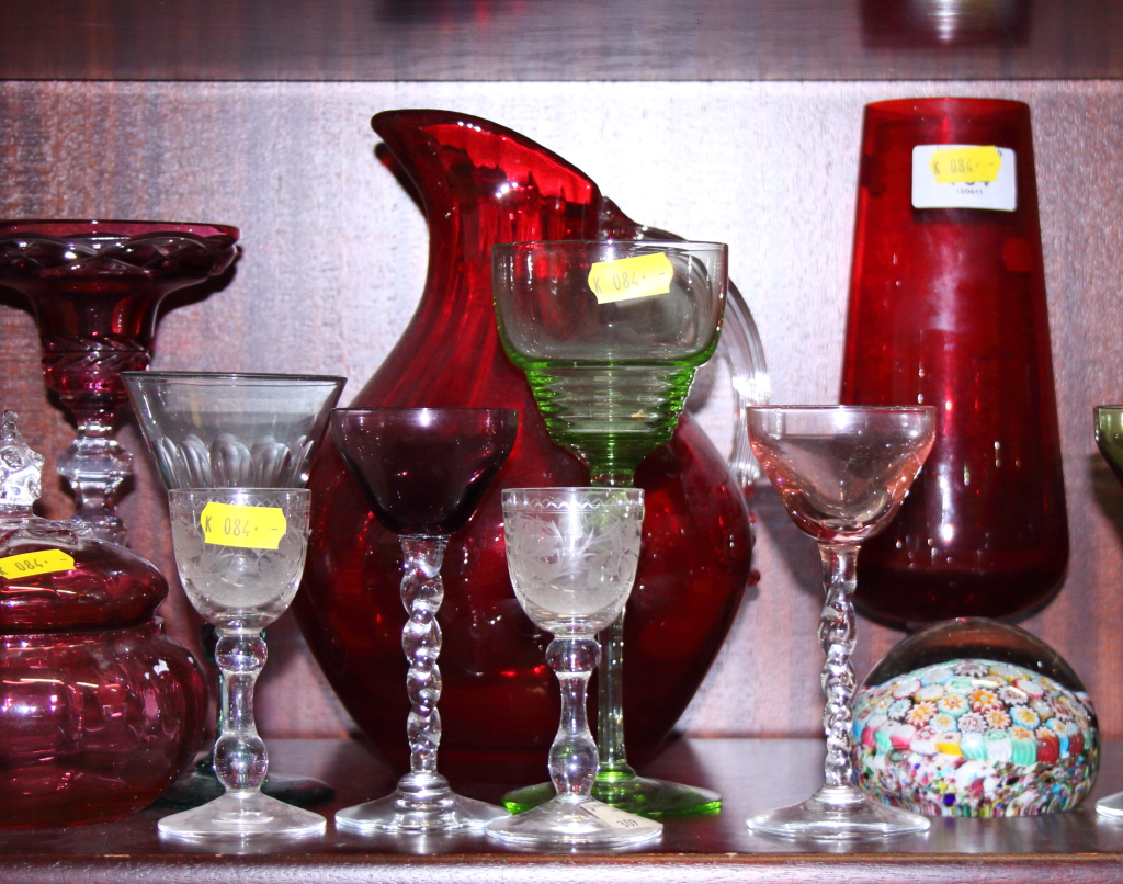 A cranberry glass jug, a number of cranberry drinking glasses and various other glassware - Image 3 of 4