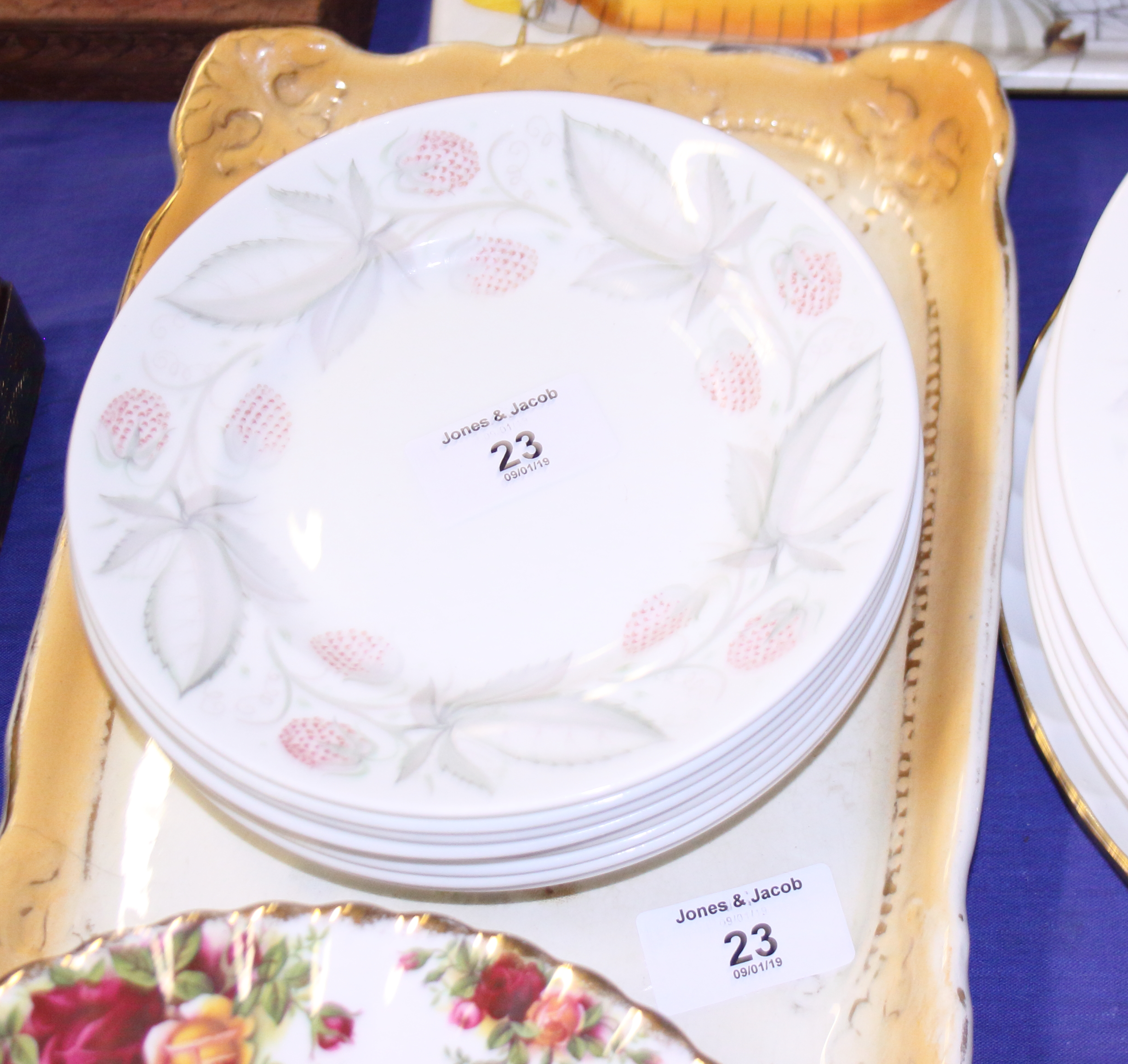 A collection of "Old Country Roses" pattern plates, in sizes, a Susie Cooper "Strawberry" pattern - Image 4 of 7