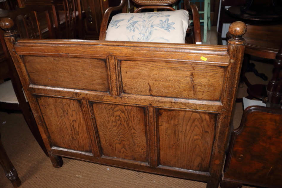 A Liberty & Co style oak single bed head and footboard, with Liberty & Co base mattress - Bild 2 aus 2