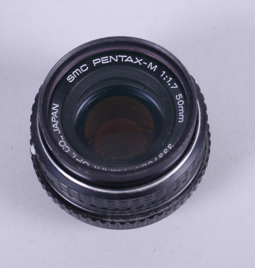 An Asahi Pentax K1000 SLR camera with a 1:2.5 28mm Vivitar auto wide angle lens and a 1:1.7 50mm - Image 2 of 3