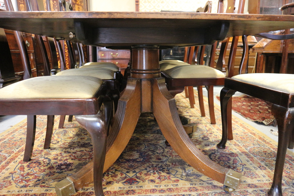 A George III design mahogany triple pillar dining table with two leaves, on reeded quadraform splay - Bild 3 aus 4