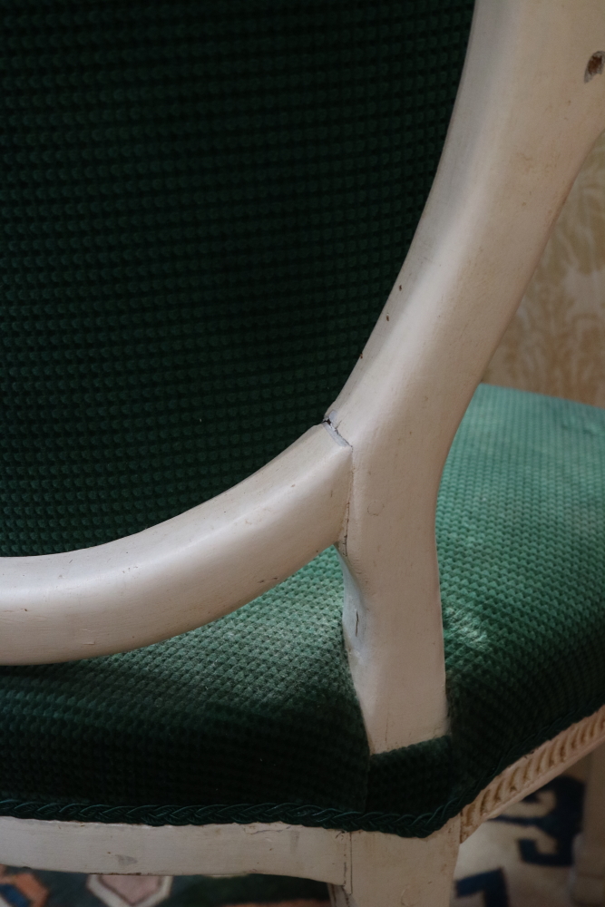 A late Georgian white painted open armchair of Adam design with cameo back, on square taper - Bild 7 aus 8