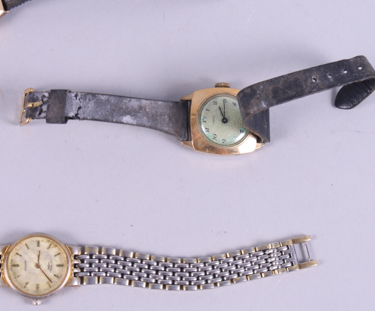 A lady's 9ct gold cased Accurist wristwatch with 9ct gold strap and clasp, a lady's 9ct gold Ledo - Bild 3 aus 4