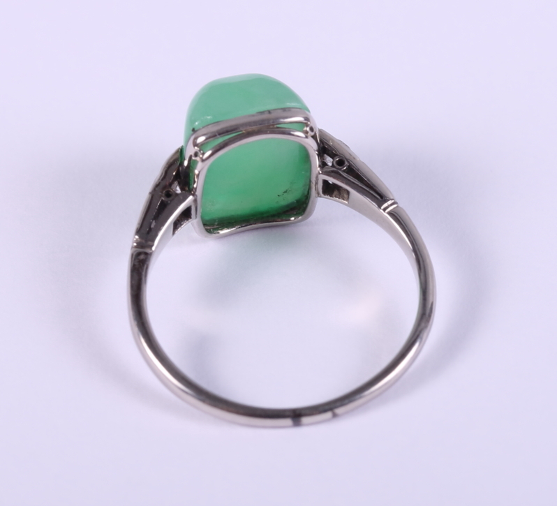 A white metal mounted jade cabochon ring, set diamonds to shoulders, ring size M/N - Image 3 of 3