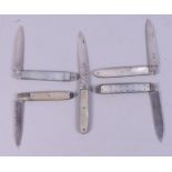 Five Georgian silver bladed fruit knives with mother-of-pearl handles