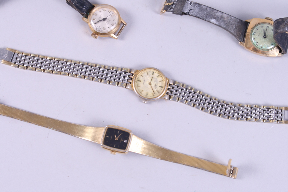 A lady's 9ct gold cased Accurist wristwatch with 9ct gold strap and clasp, a lady's 9ct gold Ledo - Bild 2 aus 4