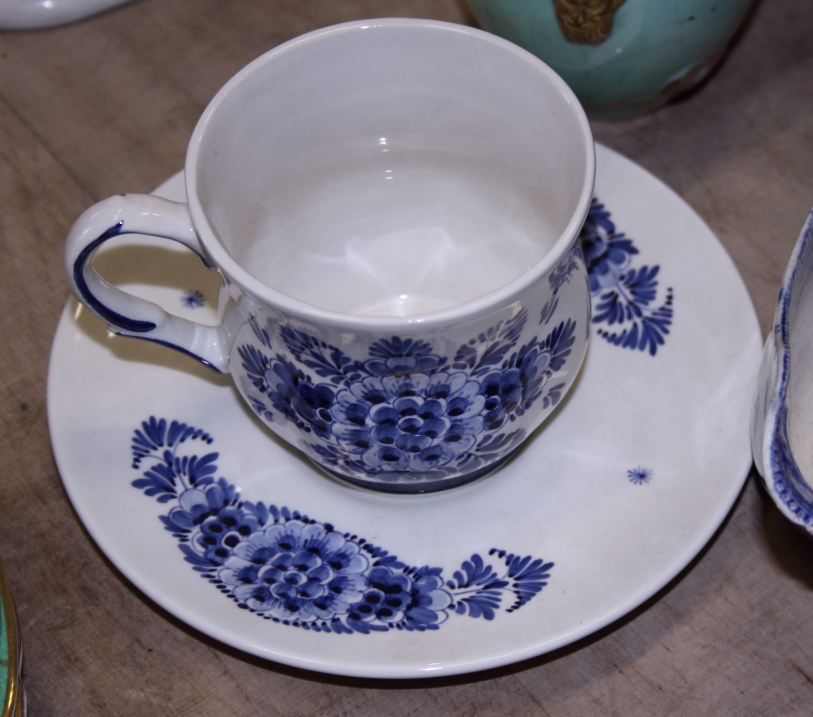 Eight Henriot Quimper two-handle bowls, two Quimper leaf-shaped pin dishes, a Quimper plate, - Image 11 of 12