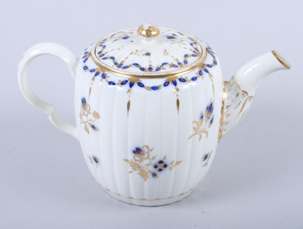 An early 19th century Caughley teapot with blue and gilt decoration - Image 2 of 3