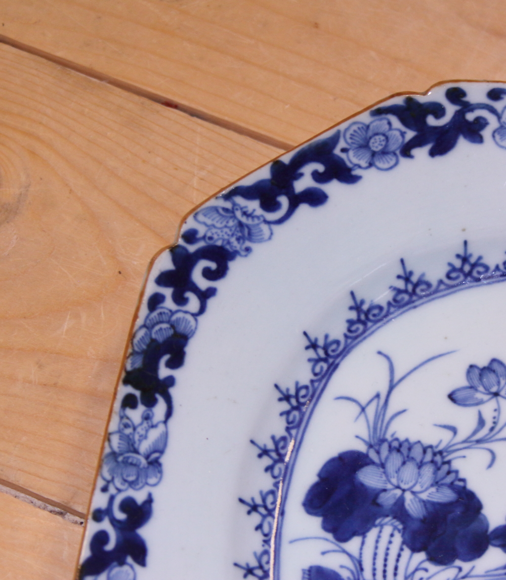 An 18th century Chinese blue and white porcelain octagonal meat dish with figures in a garden - Image 3 of 9