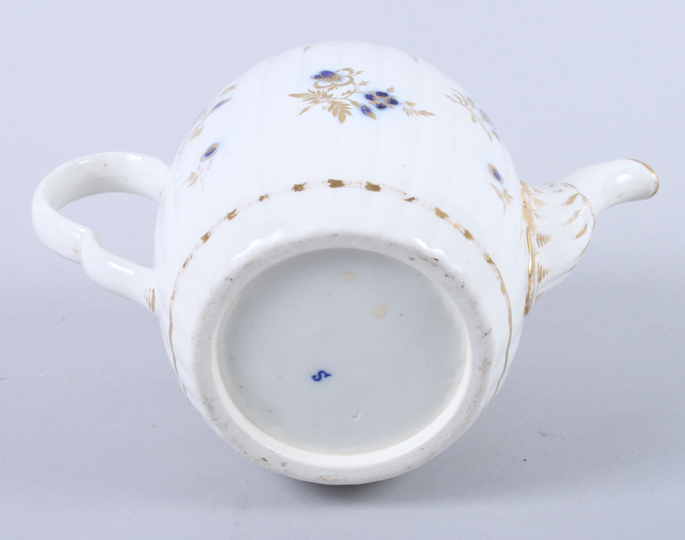 An early 19th century Caughley teapot with blue and gilt decoration - Image 3 of 3