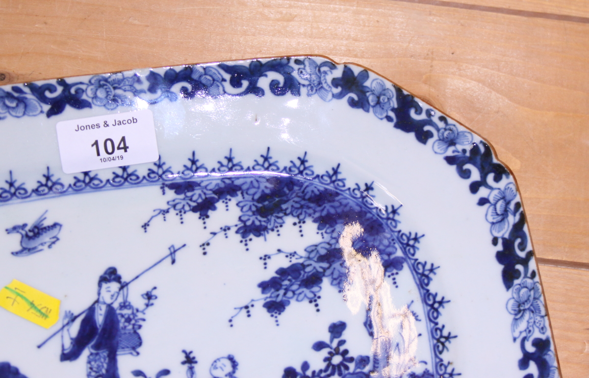 An 18th century Chinese blue and white porcelain octagonal meat dish with figures in a garden - Image 6 of 9