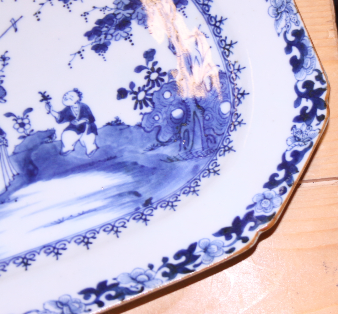 An 18th century Chinese blue and white porcelain octagonal meat dish with figures in a garden - Image 5 of 9