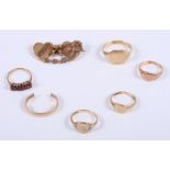 Six 9ct gold rings, various, and a 9ct gold Mizpah brooch, 19.5g gross