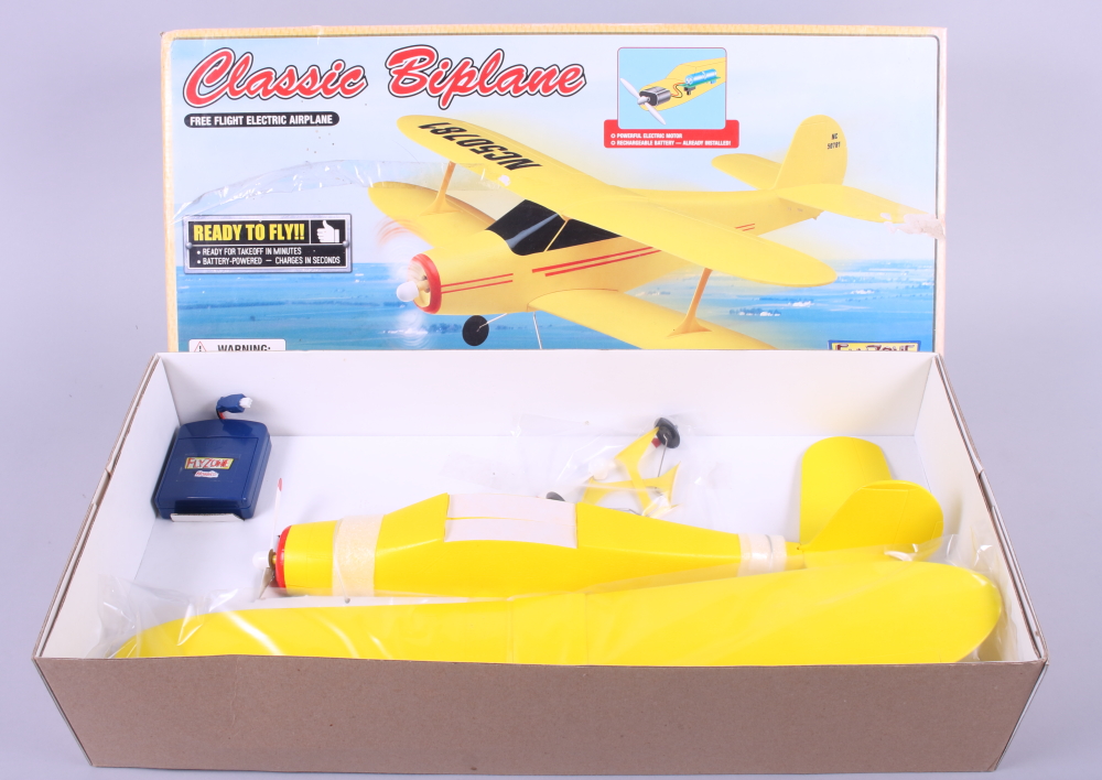 A Hobbico "Classic Biplane" free flight electric airplane, boxed, and a radio controlled Piper Cub - Bild 2 aus 2