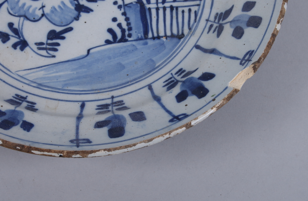 An 18th century English delft dish with floral decoration, 9" dia (fritting and chip to rim) - Image 2 of 5