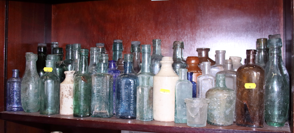 A large collection of glass and ceramic pharmaceutical, medicinal, ink and other bottles - Image 4 of 7