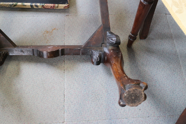 A set of three Irish caved walnut side chairs with pierced splats and drop-in seats, on shell carved - Image 5 of 7