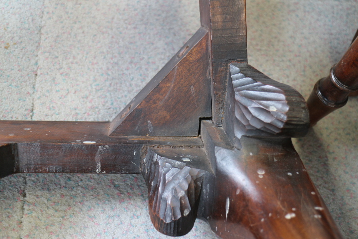 A set of three Irish caved walnut side chairs with pierced splats and drop-in seats, on shell carved - Image 6 of 7