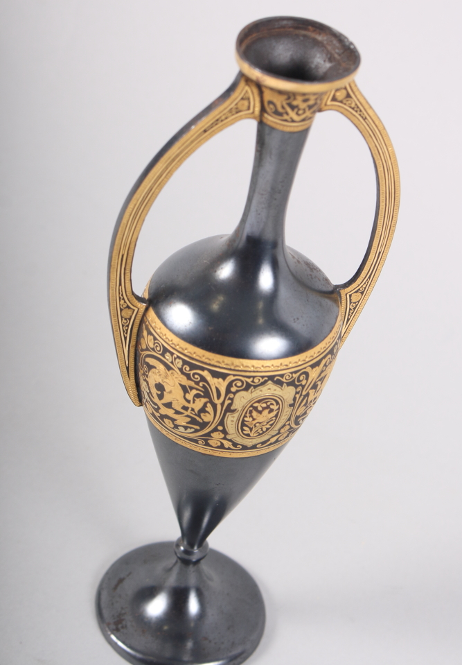 A 1930s Toledo ware two-handled vase, on circular foot with dragon scroll decoration, 7 1/8" high - Bild 5 aus 8