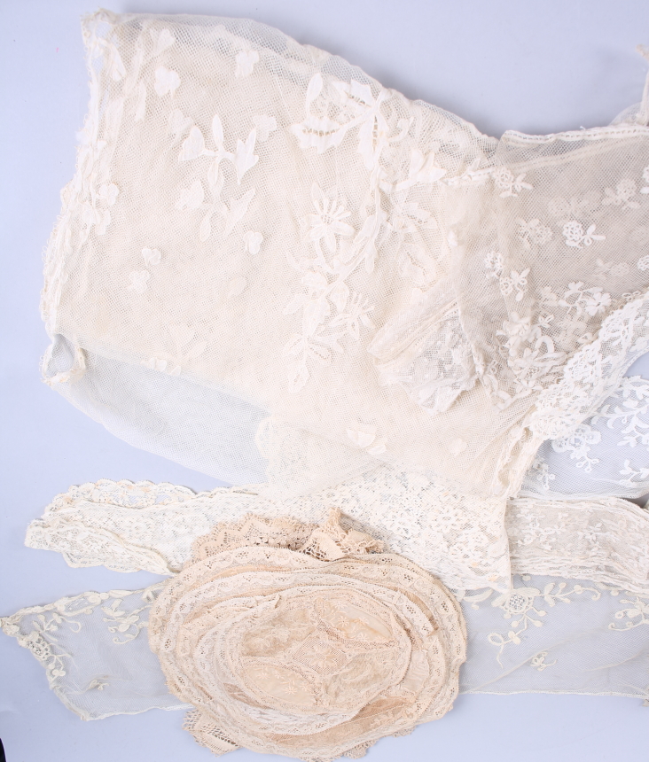 An 18th century Honiton lace lappet with drochel ground, a Carrickmacross stole, sets of Normandy - Bild 2 aus 5