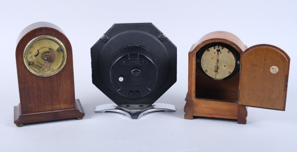 An Edwardian mahogany and inlaid mantel clock, an oak cased mantel clock and a modern Temco electric - Image 2 of 2