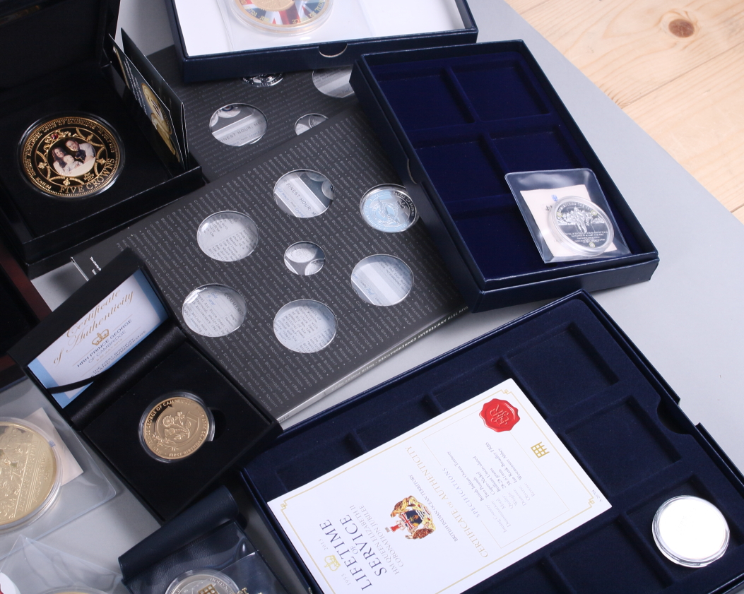 A large collection of Royal, D-Day and other commemorative coins and medallions - Image 5 of 8