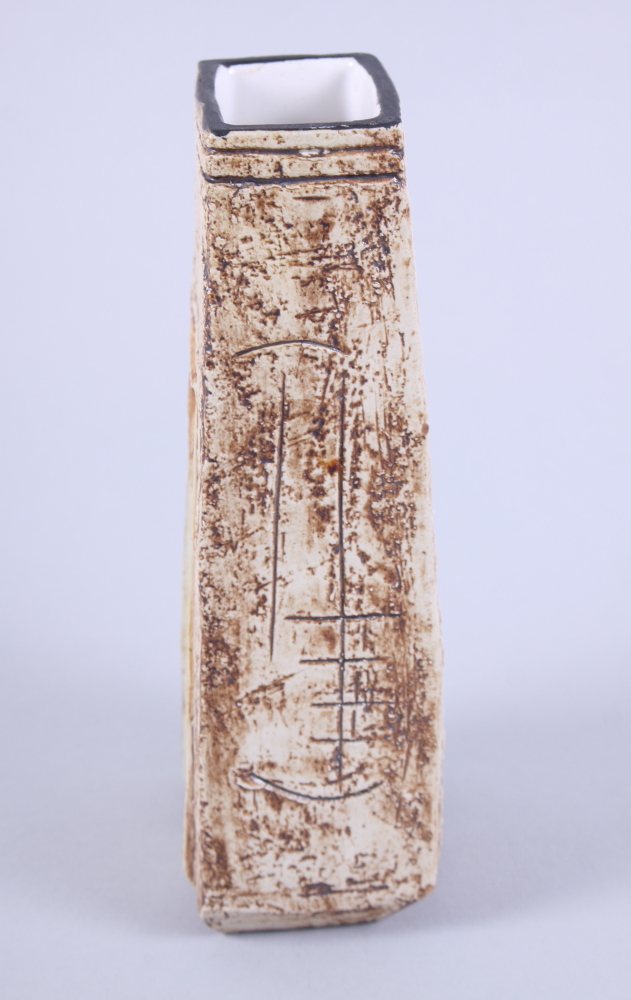 A Troika coffin vase with brown and blue glaze and incised decoration, 7" high - Bild 3 aus 6