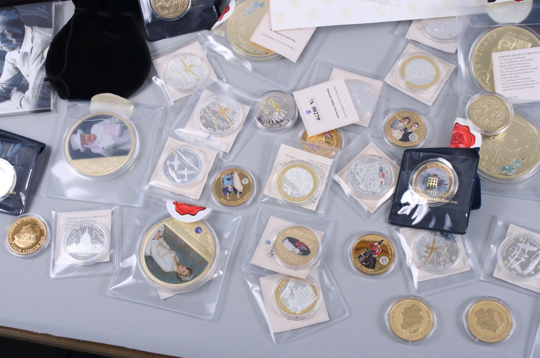 A large collection of Royal, D-Day and other commemorative coins and medallions - Image 3 of 8