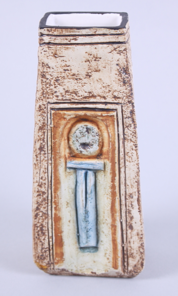 A Troika coffin vase with brown and blue glaze and incised decoration, 7" high - Bild 2 aus 6