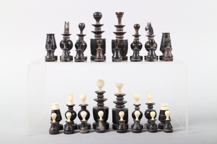 A 19th century horn and ivory chess set, king 2 7/8" tall