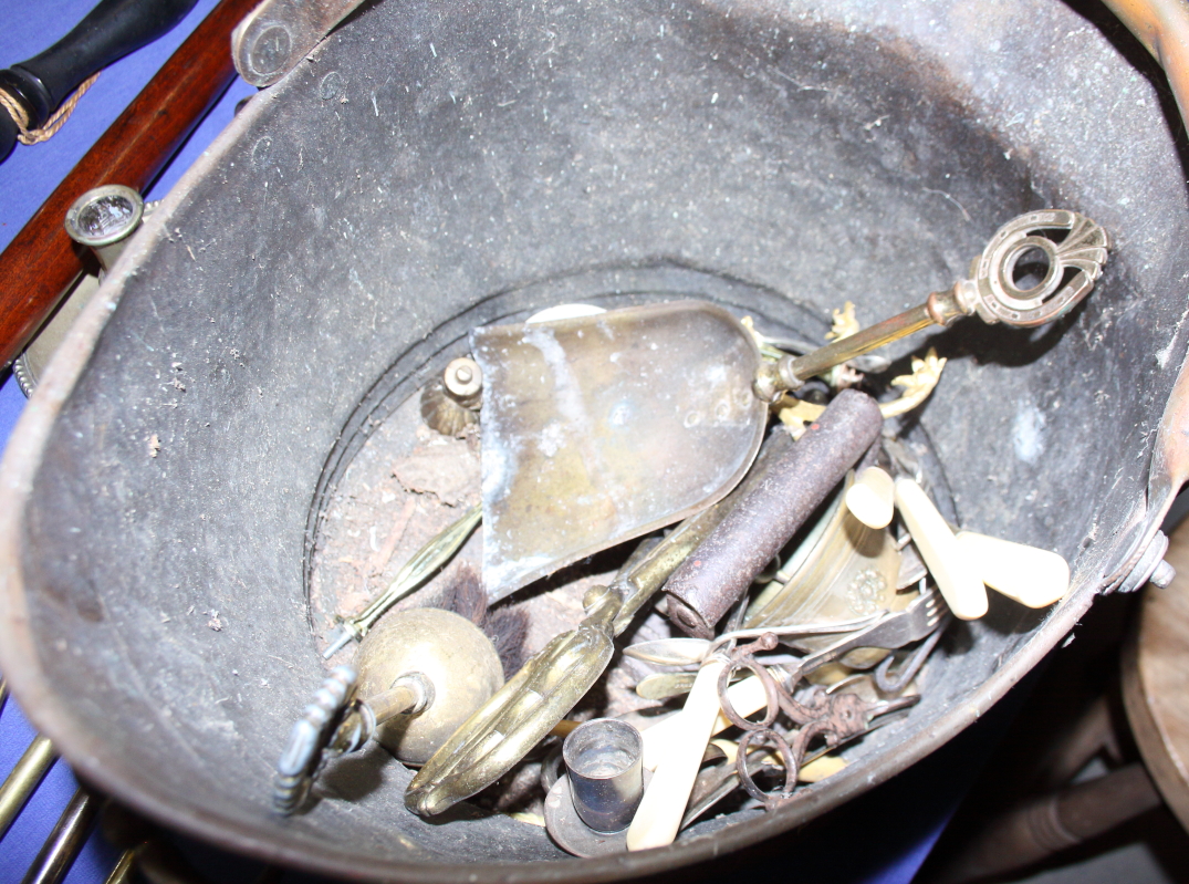 A copper coal helmet, two warming pans, a brass door stop and various other metalwares - Bild 4 aus 4