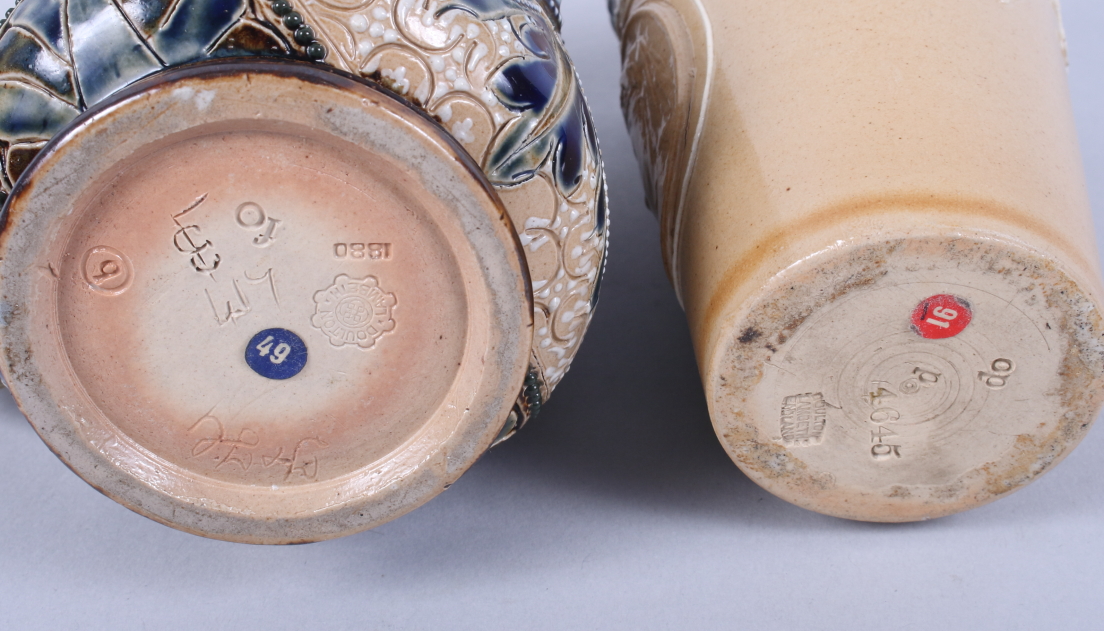 A Doulton Lambeth stoneware beaker, decorated two cameos of Queen Victoria with applied silver - Bild 3 aus 3