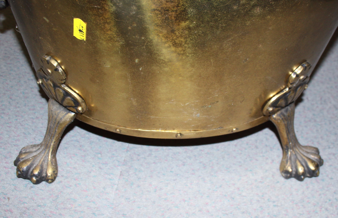 A brass oval two-handle log bin with lion paw feet, 17" wide - Image 3 of 3