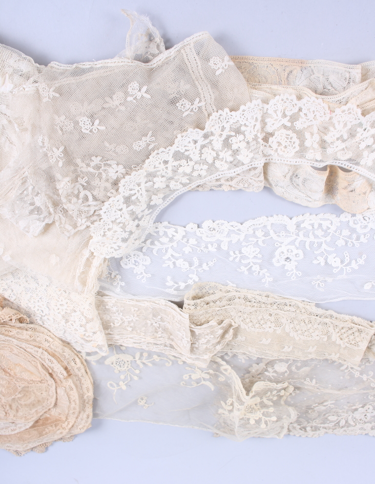 An 18th century Honiton lace lappet with drochel ground, a Carrickmacross stole, sets of Normandy - Bild 3 aus 5