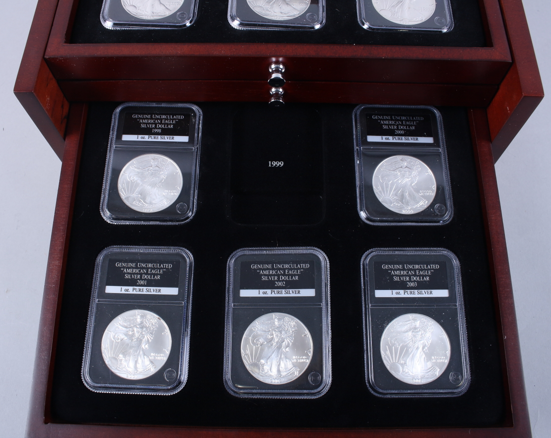 A part set of uncirculated American Eagle 1oz pure silver dollars, in wooden case - Image 4 of 20