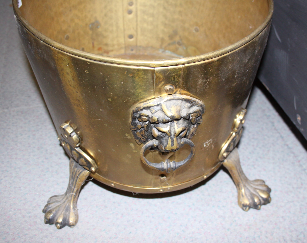 A brass oval two-handle log bin with lion paw feet, 17" wide - Image 2 of 3