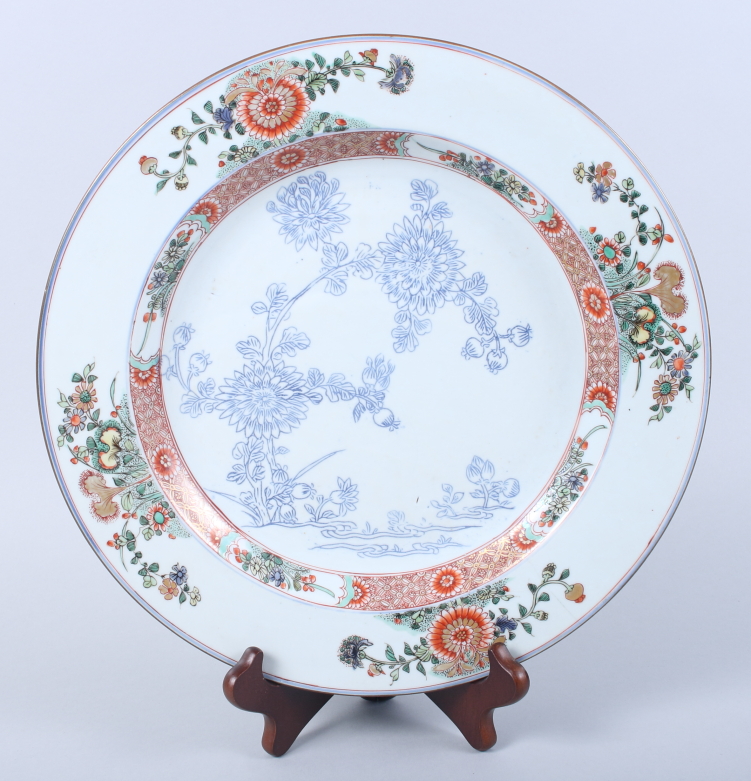 An 18th century Chinese export plate with floral decorated borders, 12" dia