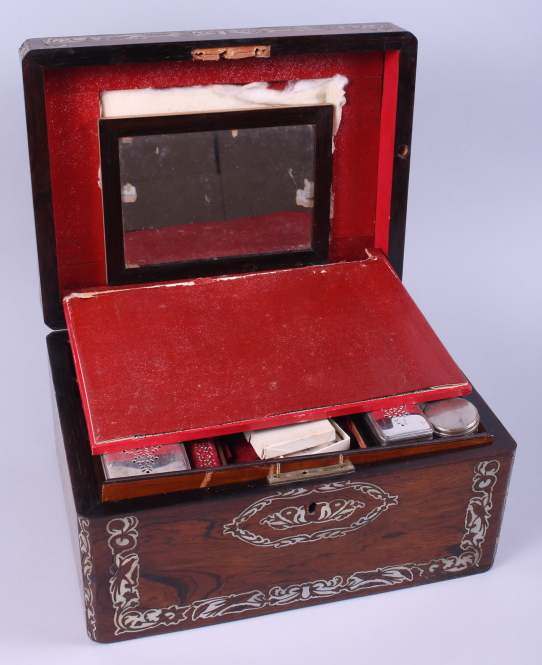 A rosewood and mother-of-pearl travelling vanity case with silver plated and glass containers - Bild 3 aus 4