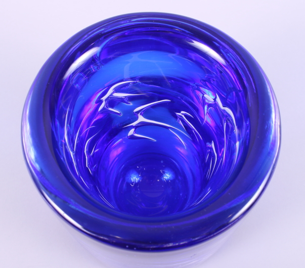 A blue glass vase, decorated with swifts, by Olle Alberius for Orrefors, 6 1/2" high - Image 2 of 5