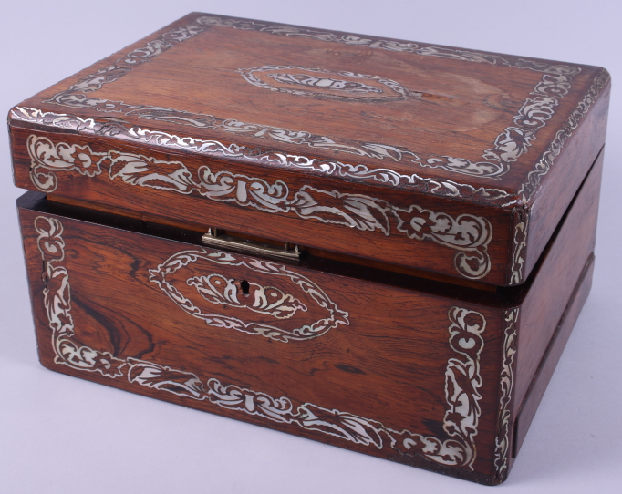A rosewood and mother-of-pearl travelling vanity case with silver plated and glass containers - Bild 2 aus 4