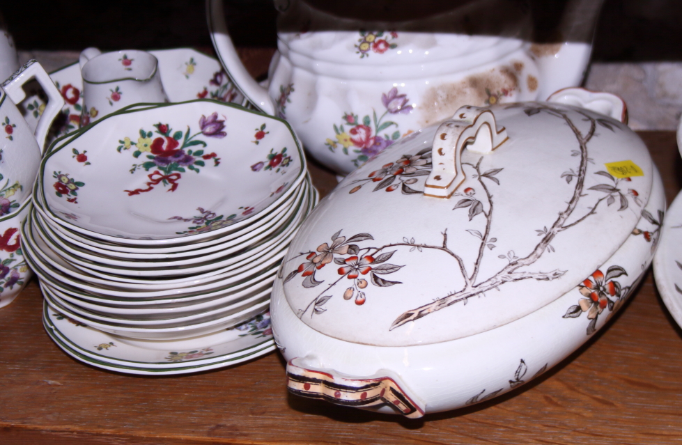 A Royal Doulton "Old Leeds Sprays" pattern part tea service (damages) and a Tokyo part dinner - Image 3 of 6