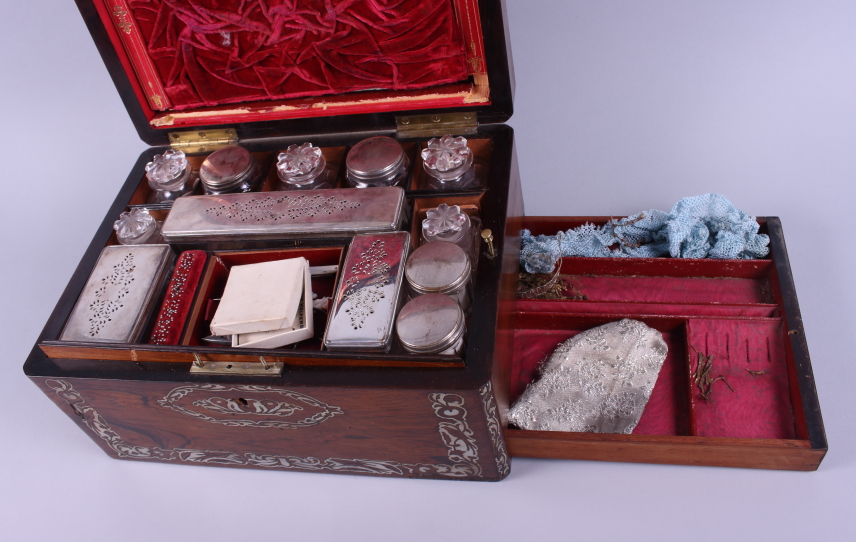 A rosewood and mother-of-pearl travelling vanity case with silver plated and glass containers - Bild 4 aus 4