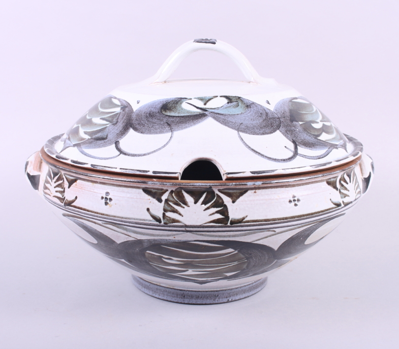 An Alan Caiger Smith Aldermaston pottery soup tureen, 14 1/2" dia