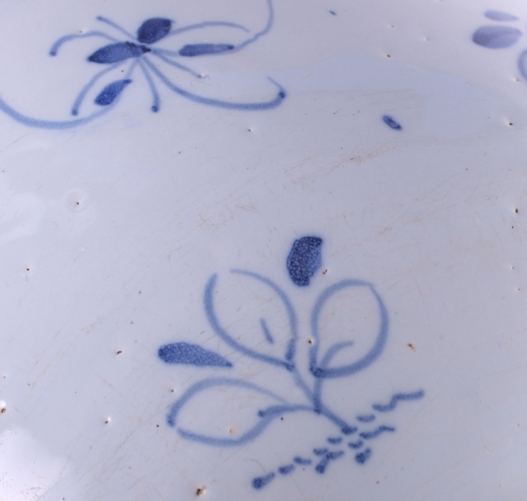 An early 18th century English delfware punch bowl, decorated flowers, 10" dia - Image 4 of 4