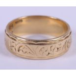 An 18ct gold ring with engraved decoration, size K, 5g